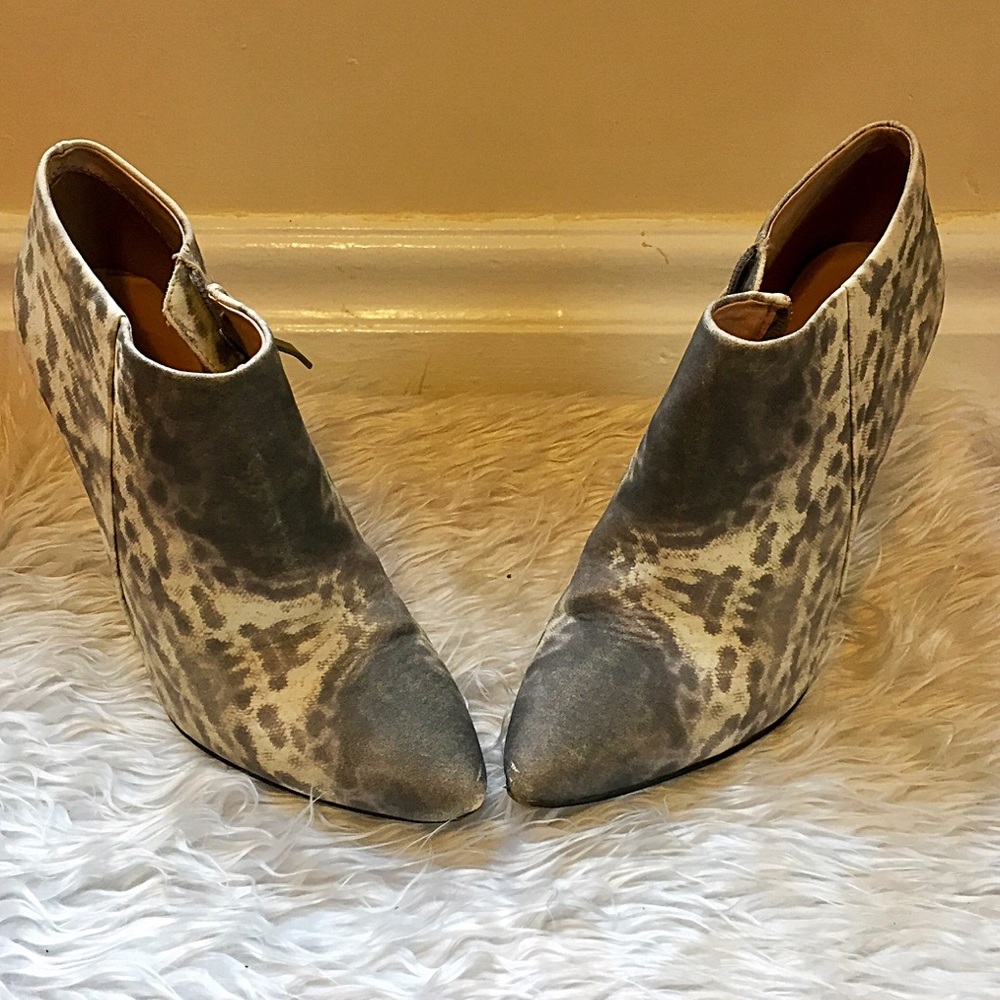Beautiful Eva & Zoe snake print zip up booties